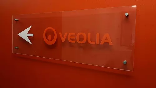 Veolia Sign pointing left