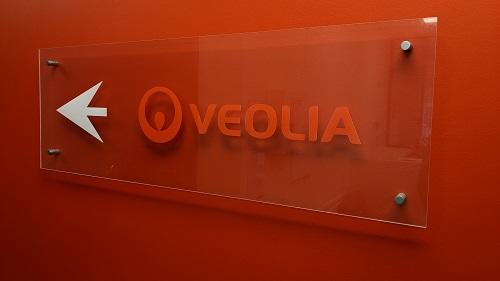 Veolia Sign pointing left